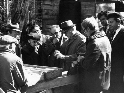 Министр Минэнерго СССР П.С. Непорожний (четвертый справа) осматривает керны породы, слагающей основание Богучанской ГЭС (осень 1975 г.)