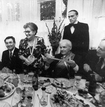 Министру Минэнерго СССР Петру Степановичу Непорожнему 70 лет. Справа налево: заместитель председателя Совета Министров СССР В.Э. Дымшиц, П.С. Непорожний, В.К. Непорожняя, заместитель председателя Совета Министров СССР И.Т. Новиков