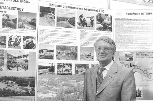 Ученый секретарь Российского национального комитета по большим плотинам, к.т.н. Л.Н. Торопов на фоне стенда истории строительства Зейской и Бурейской ГЭС (выставка на 75-м Исполкоме СИГБ) Ученый секретарь Российского национального комитета по большим плотинам, к.т.н. Л.Н. Торопов на фоне стенда истории строительства Зейской и Бурейской ГЭС (выставка на 75-м Исполкоме СИГБ)