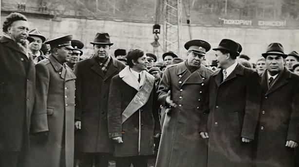 На перекрытии Енисея 11.10.1975 г. Руководство Главвостокгидроэнергостроя и УС Саяно-Шушенской ГЭС. Приглашенные гости и космонавты.