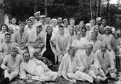 Группа раненных больных с медперсоналом (1944 г.)