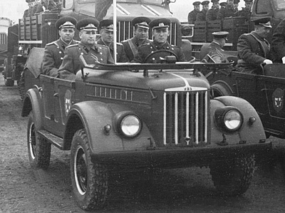 Парадная колонна на Красной площади в Москве. 7 октября 1960 г. К. Кабанов 1-й справа в первом ряду