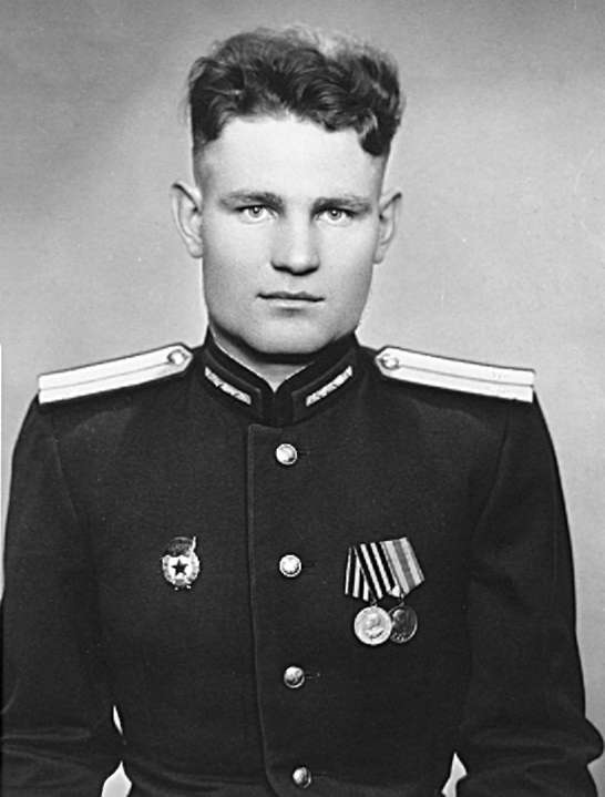 В. Курдюков. Гвардии лейтенант, зам. коман-дира роты по политчасти. 112-й Гвардейский полк, 39-я Гвардейская дивизия, 8-я Гвардейская армия (1950 г.)