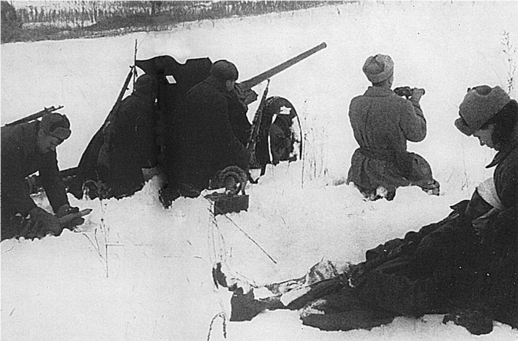 Расчет батареи. Младший лейтенант А. Толстых ведет огонь по вражеским танкам