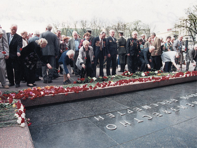 Возложение цветов к могиле Неизвестного солдата (май 2004 г.)